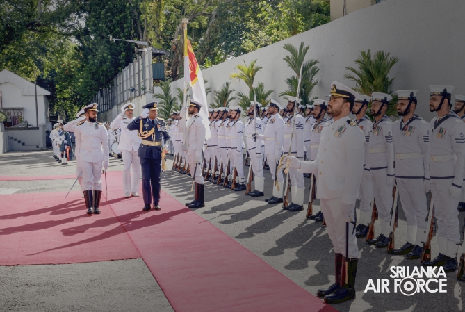 SLAF
COMMANDER CALLS ON THE COMMANDER OF THE NAVY