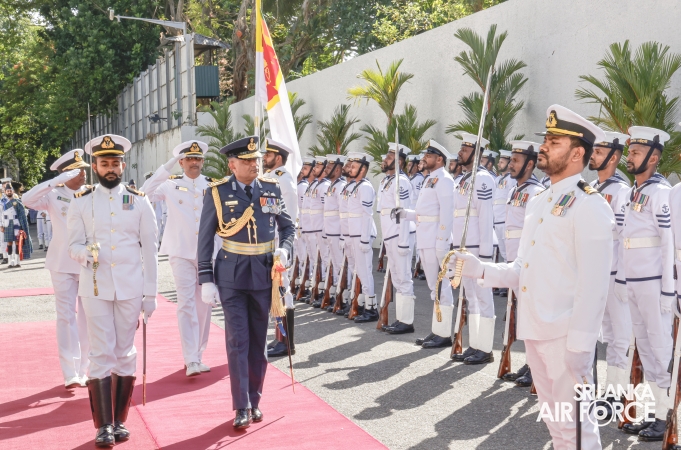 SLAF
COMMANDER CALLS ON THE COMMANDER OF THE NAVY