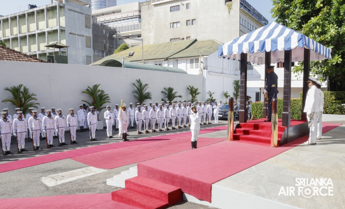 SLAF
COMMANDER CALLS ON THE COMMANDER OF THE NAVY