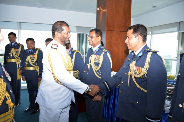 New Navy
Chief Meets Commander of the Air force Head