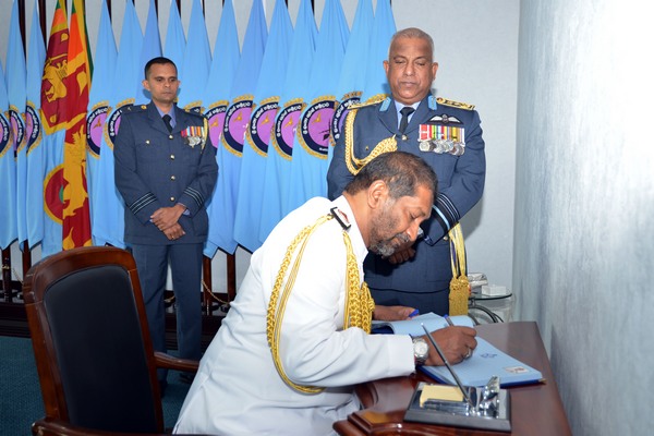 New Navy
Chief Meets Commander of the Air force Head