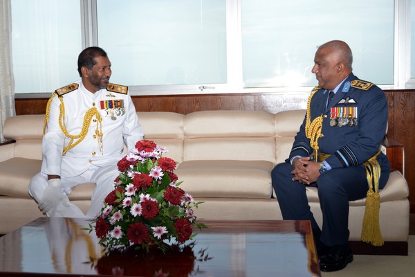 New Navy
Chief Meets Commander of the Air force Head
