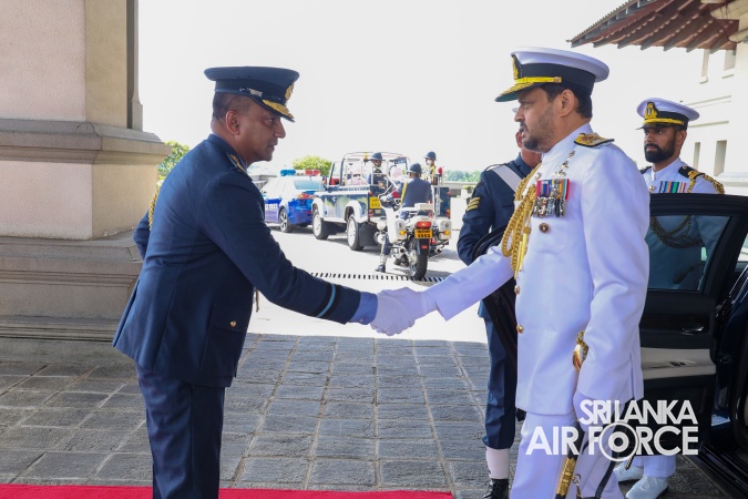 COMMANDER OF THE SRI LANKA NAVY CALLS ON THE COMMANDER OF THE AIR FORCE