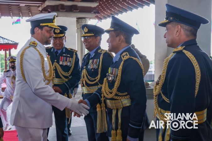 COMMANDER OF THE SRI LANKA NAVY CALLS ON THE COMMANDER OF THE AIR FORCE
