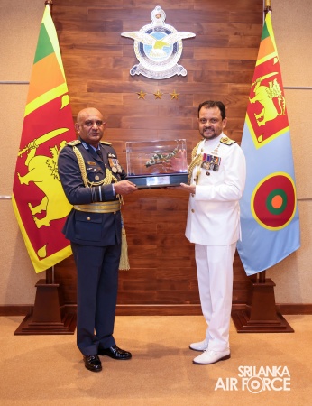 COMMANDER OF THE SRI LANKA NAVY CALLS ON THE COMMANDER OF THE AIR FORCE