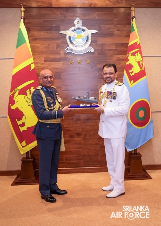 COMMANDER OF THE SRI LANKA NAVY CALLS ON THE COMMANDER OF THE AIR FORCE