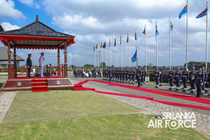 COMMANDER OF THE SRI LANKA NAVY CALLS ON THE COMMANDER OF THE AIR FORCE