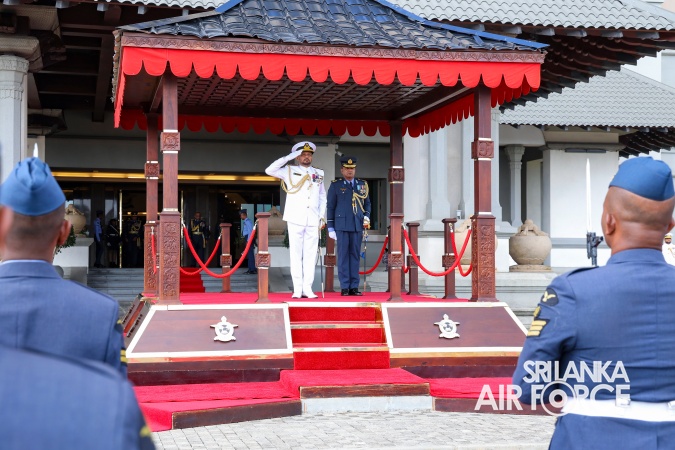 COMMANDER OF THE SRI LANKA NAVY CALLS ON THE COMMANDER OF THE AIR FORCE