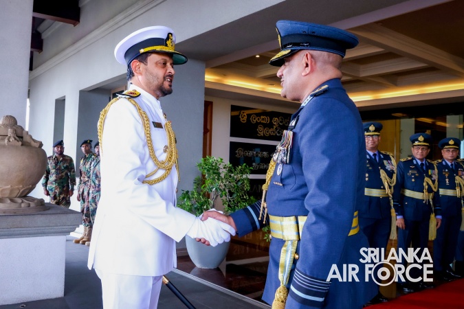COMMANDER OF THE SRI LANKA NAVY CALLS ON THE COMMANDER OF THE AIR FORCE