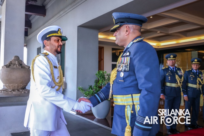 COMMANDER OF THE SRI LANKA NAVY CALLS ON THE COMMANDER OF THE AIR
FORCE