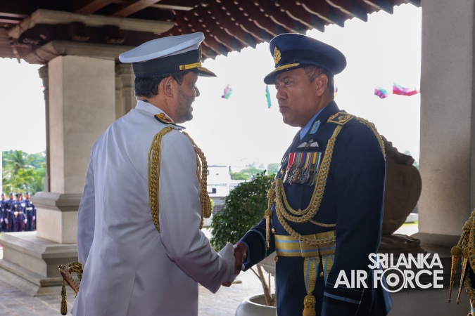 COMMANDER OF THE SRI LANKA NAVY CALLS ON THE COMMANDER OF THE AIR
FORCE