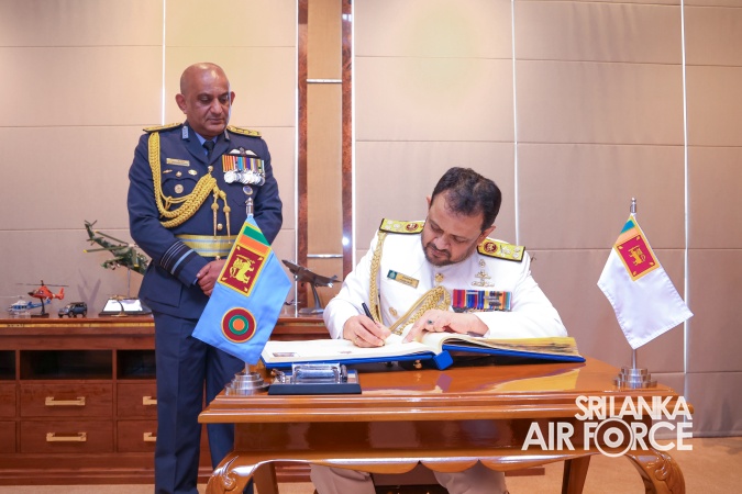 COMMANDER OF THE SRI LANKA NAVY CALLS ON THE COMMANDER OF THE AIR
FORCE