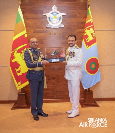 COMMANDER OF THE SRI LANKA NAVY CALLS ON THE COMMANDER OF THE AIR
FORCE