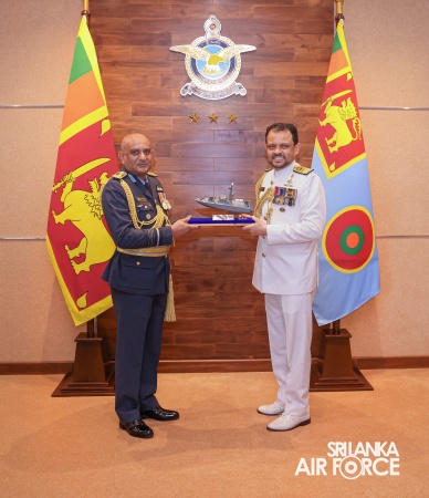 COMMANDER OF THE SRI LANKA NAVY CALLS ON THE COMMANDER OF THE AIR
FORCE