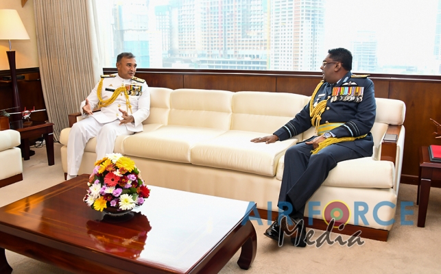 Newly Appointed Commander of the Navy Calls on the Commander of the Air Force
