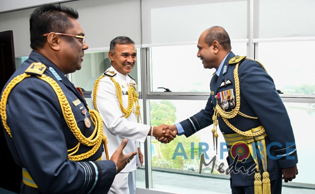 Newly Appointed Commander of the Navy Calls on the Commander of the Air Force