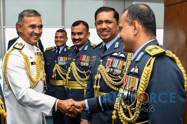 Newly Appointed Commander of the Navy Calls on the Commander of the Air Force