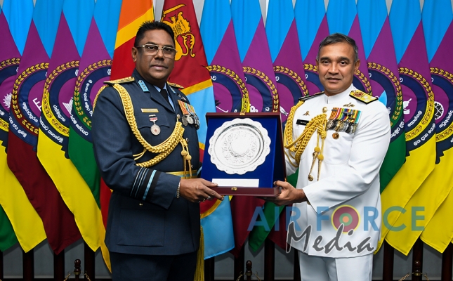 Newly Appointed Commander of the Navy Calls on the Commander of the Air Force