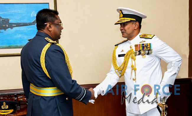 Newly Appointed Commander of the Navy Calls on the Commander of the Air Force