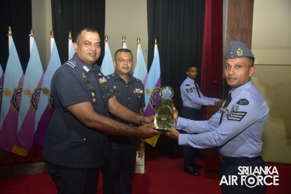 CERTIFICATE AWARDING CEREMONY OF NO. 21 ENGLISH MEDIUM AND NO. 92
SINHALA MEDIUM NON-COMMISSIONED OFFICERS’ MANAGEMENT COURSES