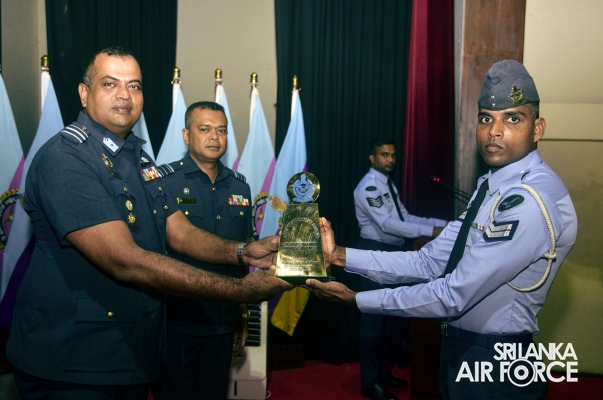 CERTIFICATE AWARDING CEREMONY OF NO. 21 ENGLISH MEDIUM AND NO. 92
SINHALA MEDIUM NON-COMMISSIONED OFFICERS’ MANAGEMENT COURSES