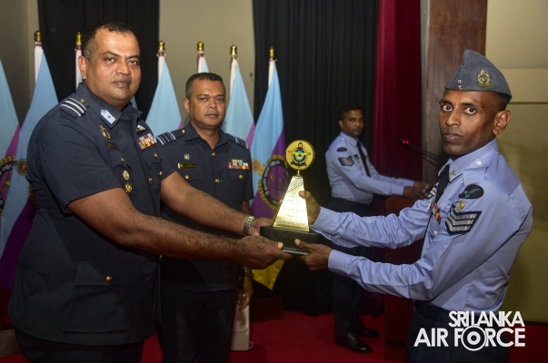 CERTIFICATE AWARDING CEREMONY OF NO. 21 ENGLISH MEDIUM AND NO. 92
SINHALA MEDIUM NON-COMMISSIONED OFFICERS’ MANAGEMENT COURSES