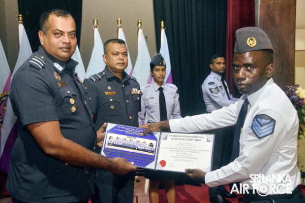 CERTIFICATE AWARDING CEREMONY OF NO. 21 ENGLISH MEDIUM AND NO. 92
SINHALA MEDIUM NON-COMMISSIONED OFFICERS’ MANAGEMENT COURSES
