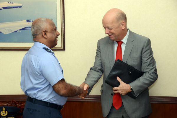 Netherlands Ambassador Calls on the SLAF Commander