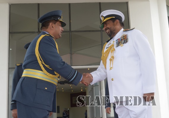 New Navy Chief Calls on the Commander of the Air Force