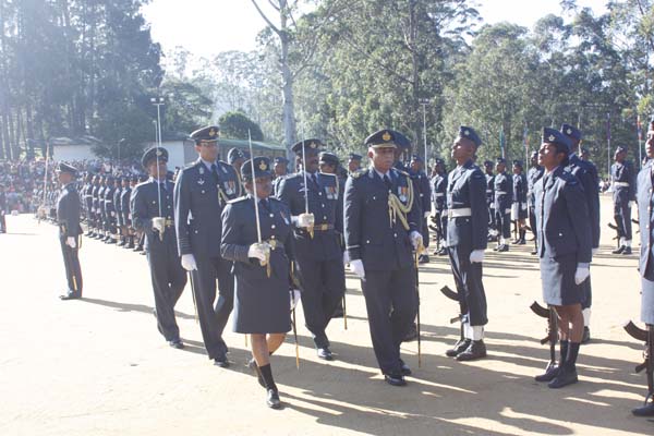124 Gunners Complete Advanced Training at Palaly