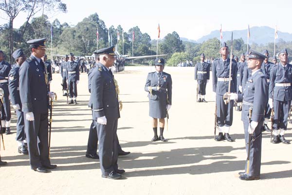 124 Gunners Complete Advanced Training at Palaly
