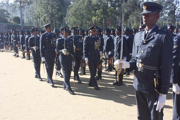 124 Gunners Complete Advanced Training at Palaly