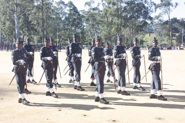 124 Gunners Complete Advanced Training at Palaly