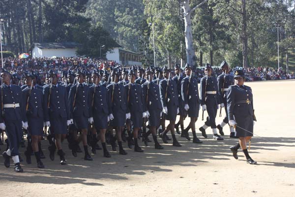 124 Gunners Complete Advanced Training at Palaly