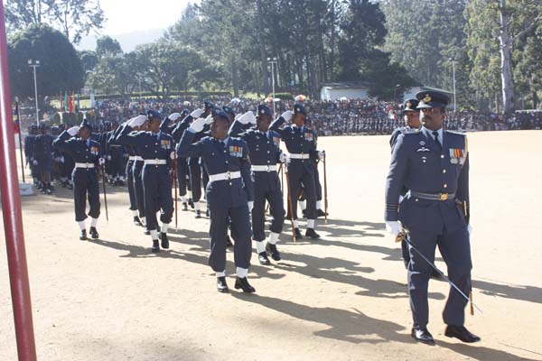 124 Gunners Complete Advanced Training at Palaly