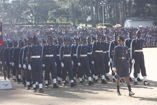 124 Gunners Complete Advanced Training at Palaly