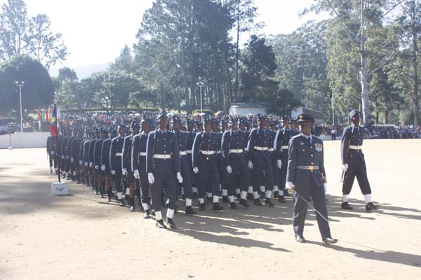 124 Gunners Complete Advanced Training at Palaly