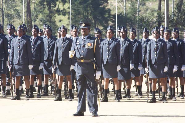 124 Gunners Complete Advanced Training at Palaly
