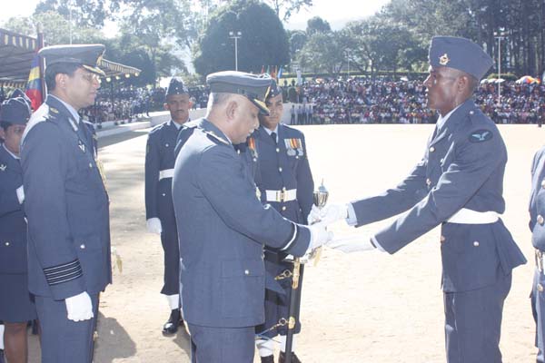 124 Gunners Complete Advanced Training at Palaly