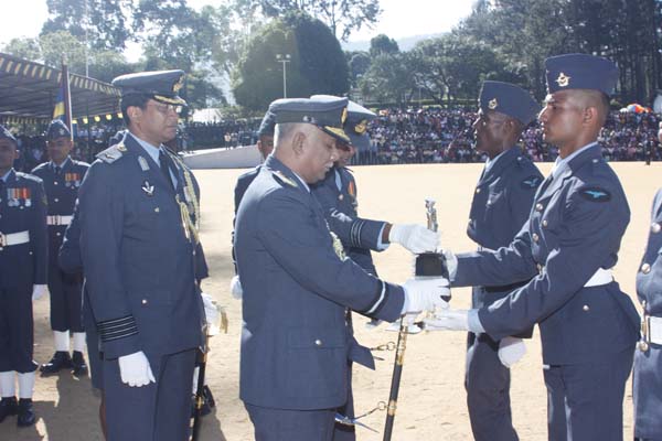 124 Gunners Complete Advanced Training at Palaly