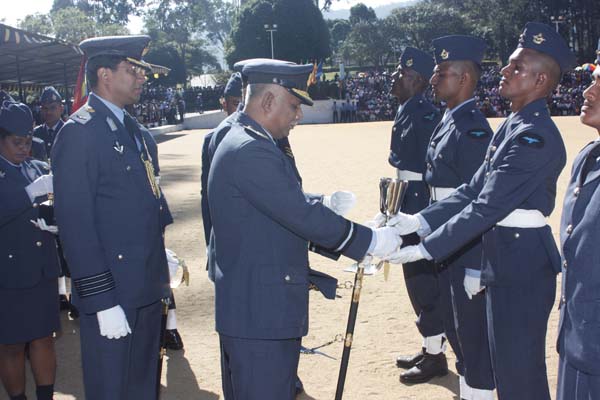 124 Gunners Complete Advanced Training at Palaly