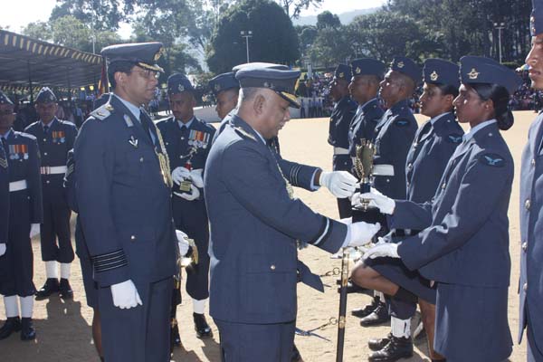 124 Gunners Complete Advanced Training at Palaly