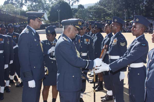 124 Gunners Complete Advanced Training at Palaly