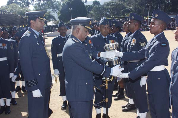 124 Gunners Complete Advanced Training at Palaly