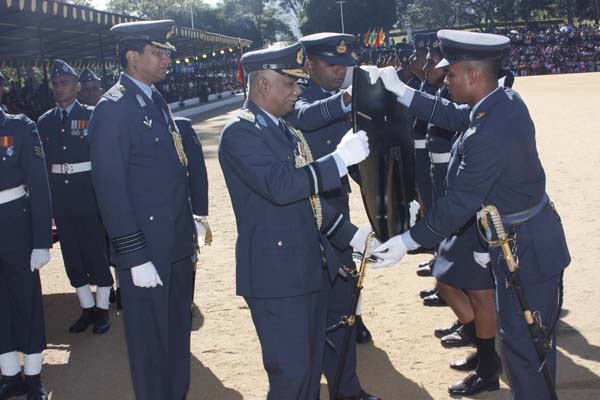 124 Gunners Complete Advanced Training at Palaly