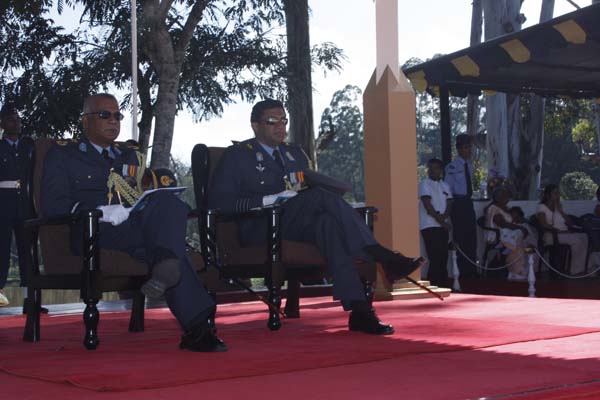 124 Gunners Complete Advanced Training at Palaly
