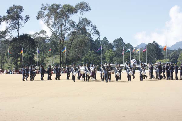 124 Gunners Complete Advanced Training at Palaly
