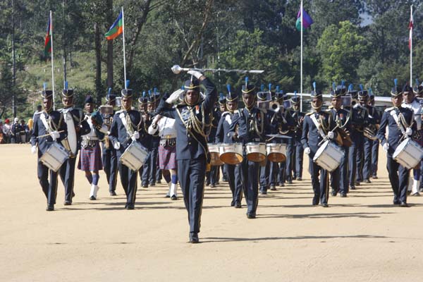 124 Gunners Complete Advanced Training at Palaly