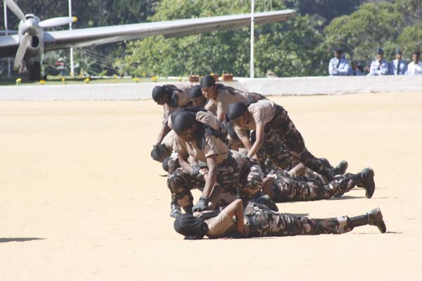 124 Gunners Complete Advanced Training at Palaly