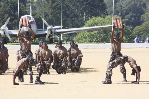 124 Gunners Complete Advanced Training at Palaly